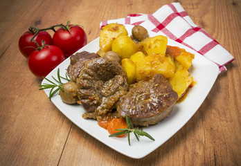 Carne estofada con patatas