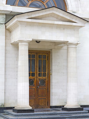 Obraz premium Ancient architecture entrance old wooden door