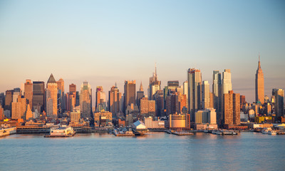 Naklejka premium New York City Manhattan Midtown budynków skyline wieczorem