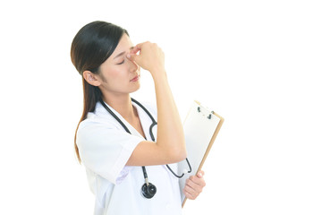 疲れた表情の女医