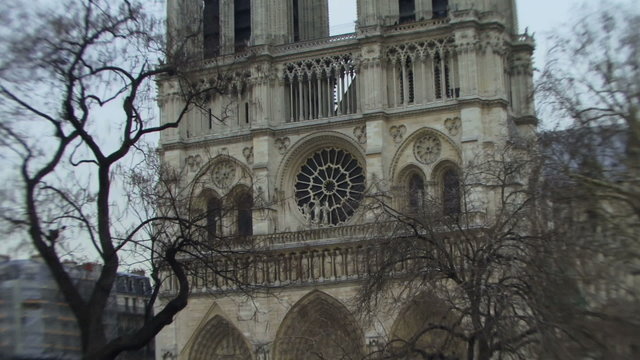 Zoom out on Notre Dame, Paris