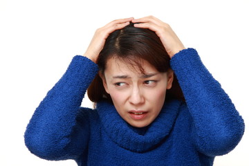 頭を抱える女性