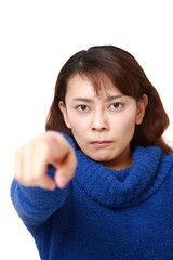 糾弾する女性