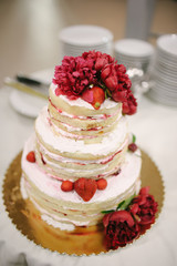 Obraz na płótnie Canvas sweet Wedding cake decorated with beautiful flowers