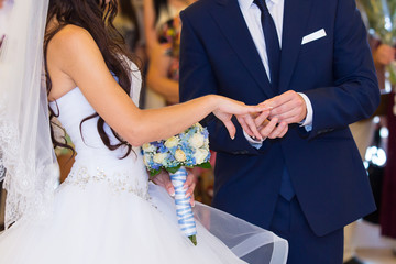 Obraz na płótnie Canvas Bride and groom changing rings