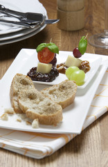 Ciabatta mit Käsespießen und Feigensenf