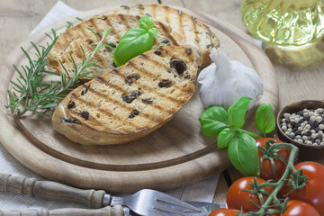 Gegrilltes italienisches Ciabatta Brot mit Oliven