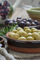 Italienische Antipasti mit grünen Oliven