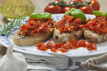 Brotscheiben von italienischem Ciabatta mit Bruschetta