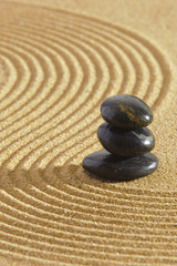 Fototapeta na wymiar Japanischer Garten mit Feng Shui und Stein in Sand