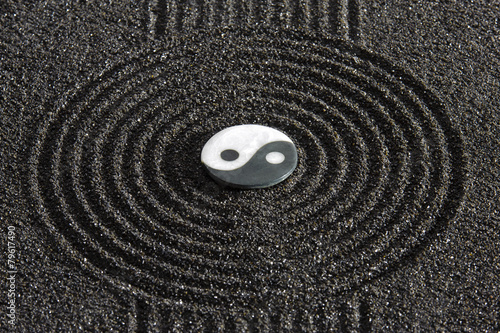 Anischer Garten Und Feng Shui Mit Yin Yang Stock Photo And Anischer Garten Und Feng Shui Mit Yin Yang