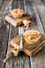 Muffins auf einem Holzbrett