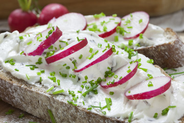 Landbrot mit Frühlingsquark