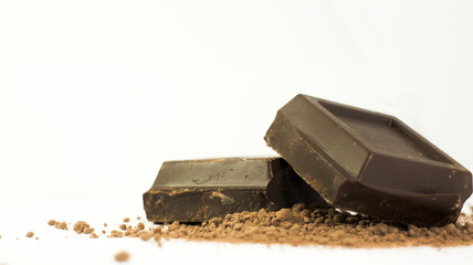 Sfondo due pezzi di cioccolato su cacao