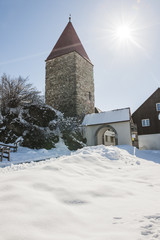 Letziturm mit Tor im Winter bei Rothenthurm, Schwyz, Schweiz
