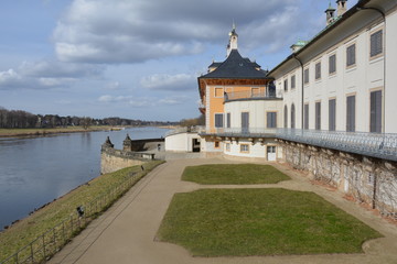 Fototapeta na wymiar Wasserpalais im Schlosspark Pillnitz