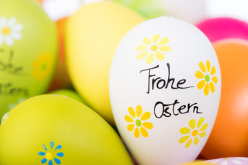 angemalte ostereier mit schrift