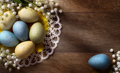 Obraz premium Easter eggs on wooden background