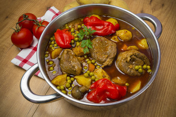 Cocinando estofado de carne