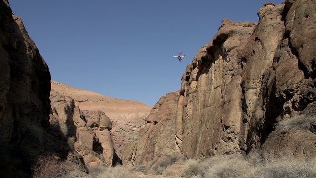 Flight Quadrocopter in the Gorge