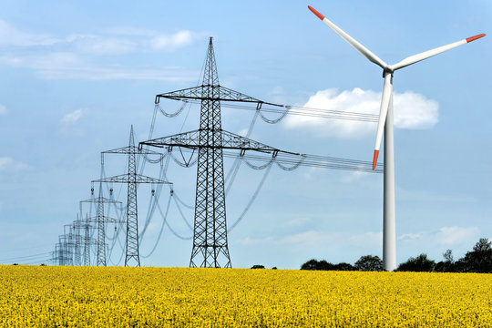 Stromtrasse an Windkraftr&auml;der