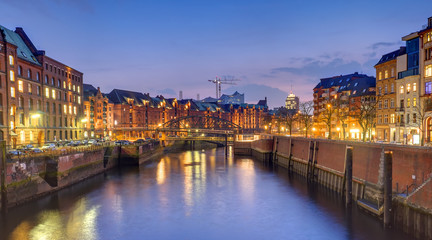 Obraz premium Old warehouses in the historic Speicherstadt in Hamburg at night