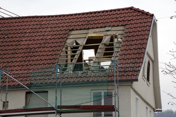 dach von einem altbau wird saniert