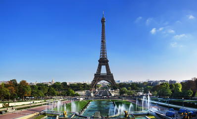 Obraz premium The Eiffel Tower in Paris, France