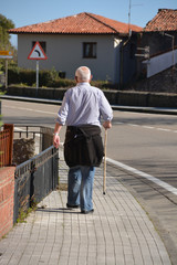 anciano caminando por las calles de comillas