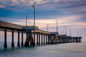 Naklejka premium Long exposure of the pier at sunset, in Venice Beach, Los Angele