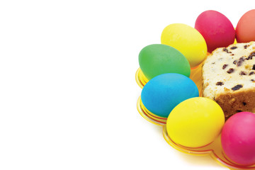 Белый фон с разноцветными пасхальными яйцами и куличом.