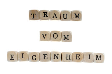 Holzw&uuml;rfel und die Worte Traum vom Eigenheim