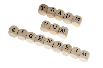 Holzwürfel und die Worte Traum vom Eigenheim