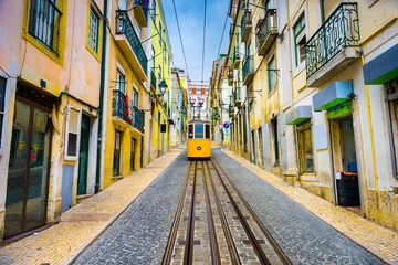 Foto op Canvas Stadsstraat met gele kabelbaan, Lissabon, Portugal © SeanPavonePhoto