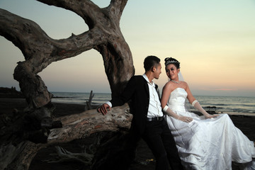 asian wedding couple at beach while dawn