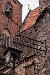 Czarna lampa na ścianie starego kościoła