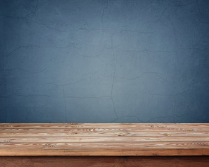 пустой деревянный стол на фоне синей  стены