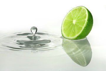 Fototapeta na wymiar Lime and water drop