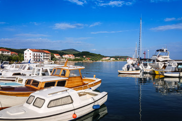 Hafen voller Boote und Segelschiffe in Kroatien