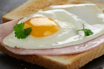 Spiegelei auf Kochschinken