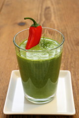 Spinach smoothie and sweet red pepper