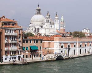 Naklejka premium Santa Maria della Salute basilica and city skyline in summer Ven