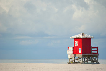 Obraz premium Red lifeguard beach shack