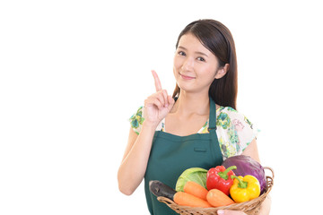 野菜を持つ女性