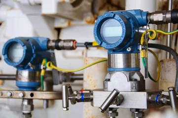 Photo sur Plexiglas Bâtiment industriel Transmetteur de pression dans le processus de pétrole et de gaz