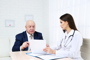 Obraz premium Young female doctor receiving patient in her office