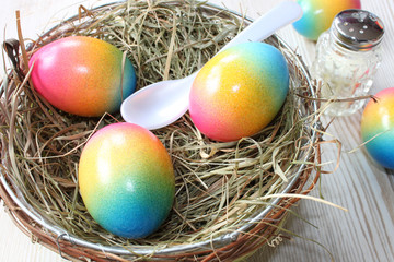 Osternest mit gekochten und bunt gefärbten Eiern