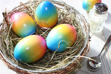 Fototapeta na wymiar Osternest mit gekochten und bunt gefärbten Eiern