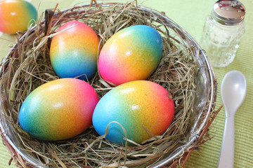 Osternest mit gekochten und bunt gefärbten Eiern