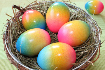 Fototapeta na wymiar Osternest mit gekochten und bunt gefärbten Eiern